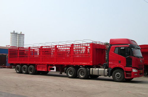 倉(cāng)柵式運(yùn)輸貨車(chē)